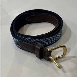 Kids size 26 Vineyard Vines signature whale pattern navy blue leathered belt